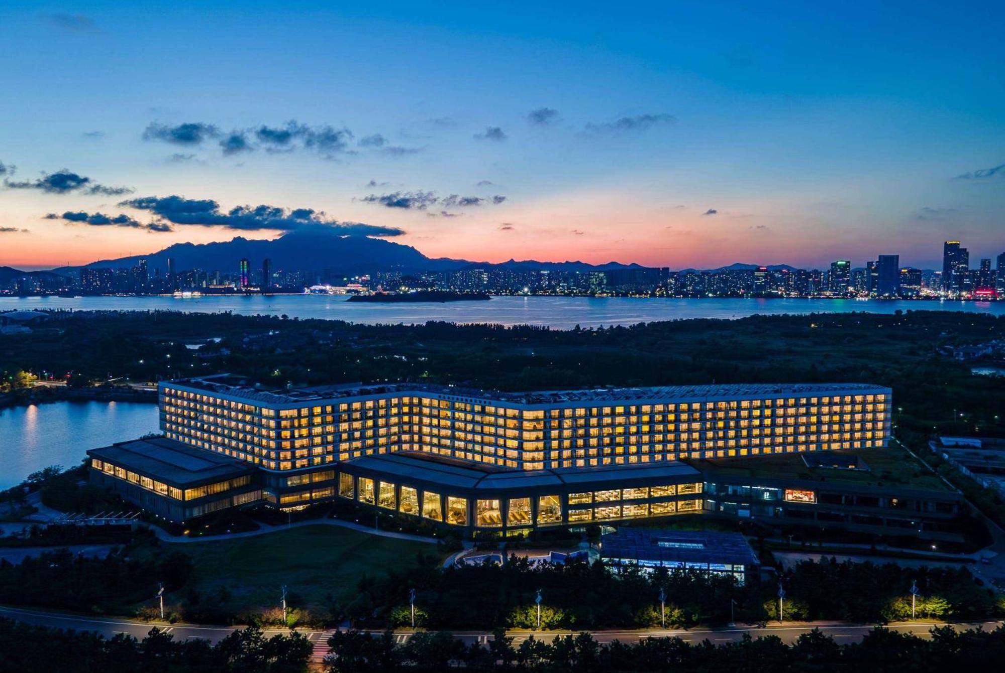 Hotel Wyndham Grand Qingdao Exterior foto